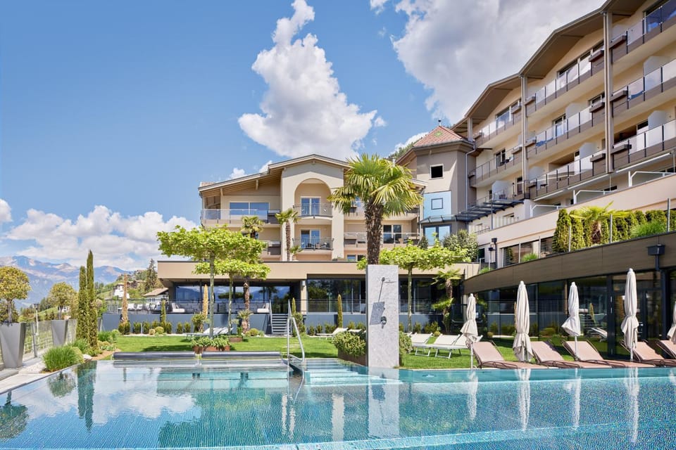 Property building, Garden, Swimming pool, Location