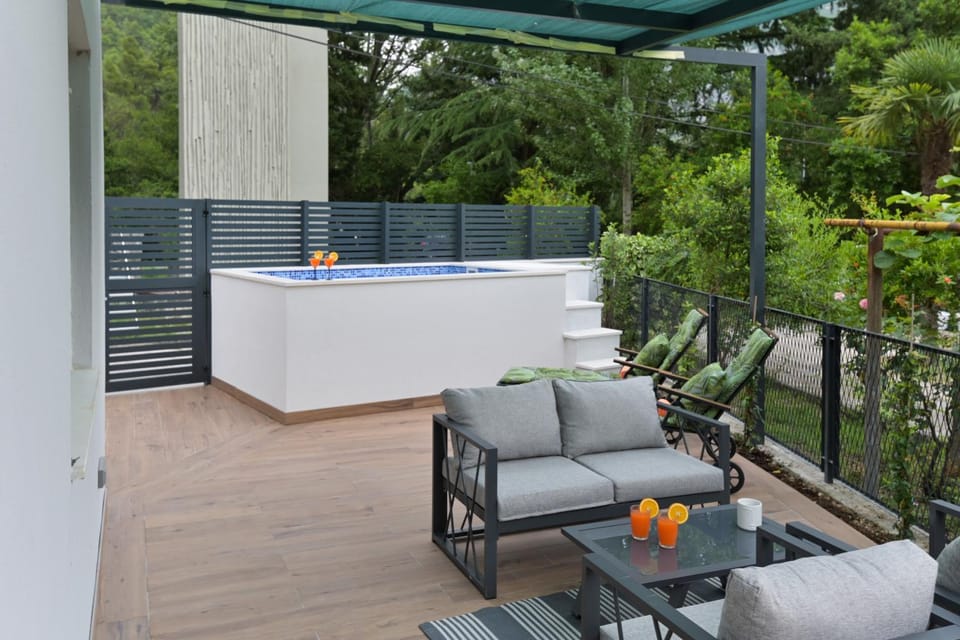 Patio, Balcony/Terrace, Swimming pool, sunbed