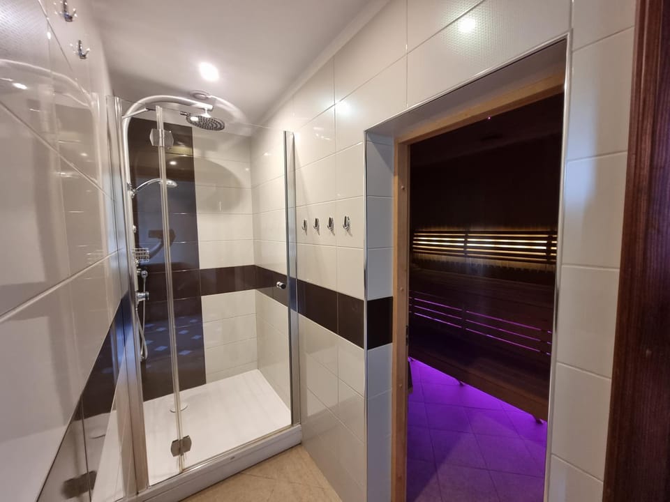 Shower, Sauna
