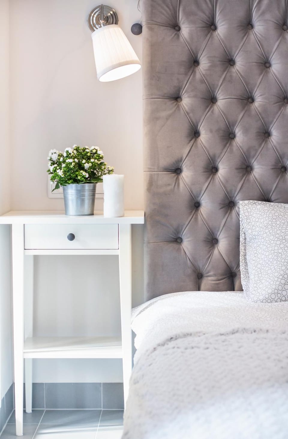 Bed, Seating area, Bedroom