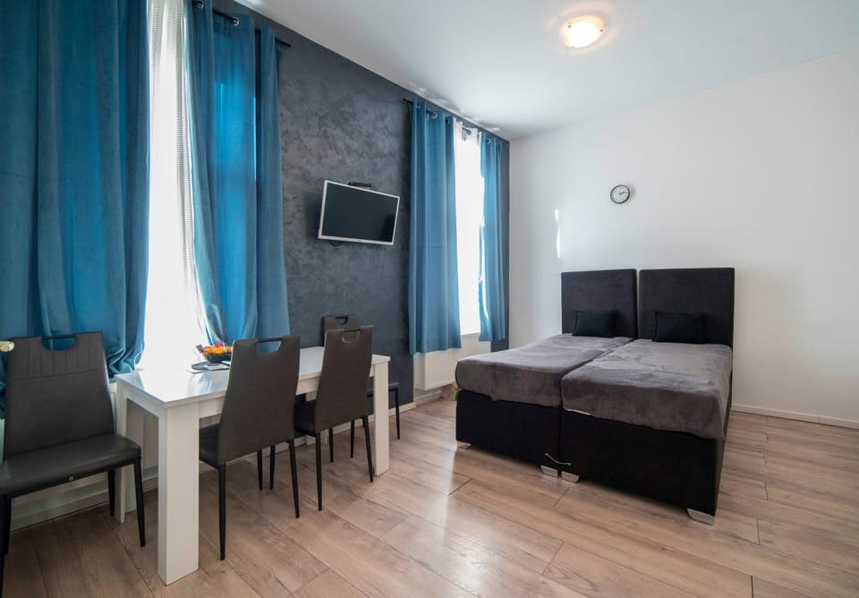 Bed, TV and multimedia, Bedroom