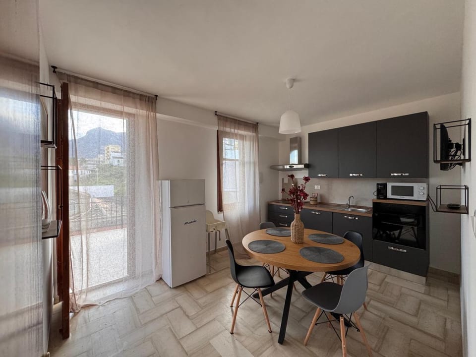 Kitchen or kitchenette, Living room, Dining area