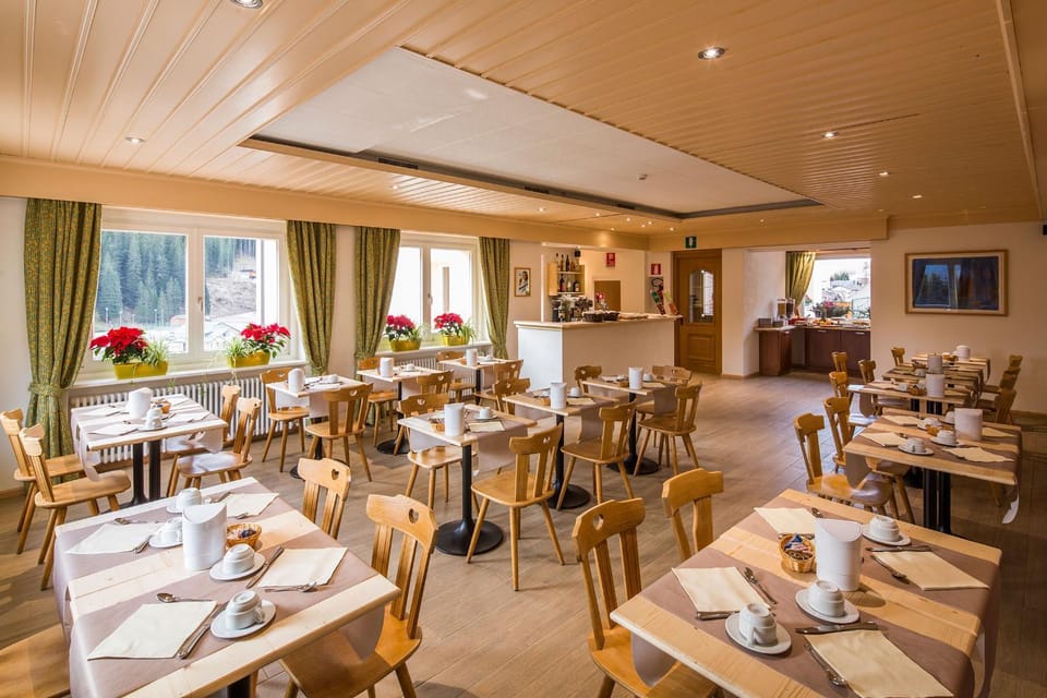 Restaurant/places to eat, Lounge or bar