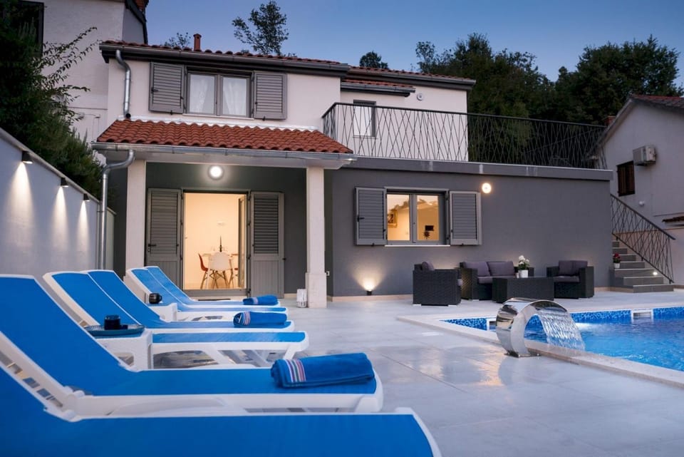 Property building, Garden, Balcony/Terrace, Swimming pool