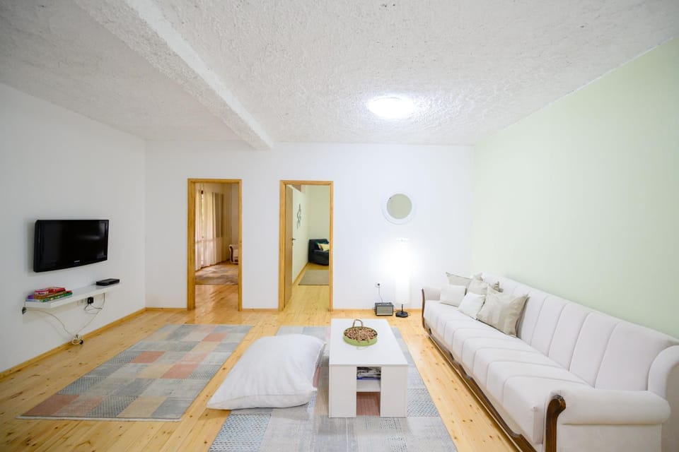 Communal lounge/ TV room, TV and multimedia, Living room