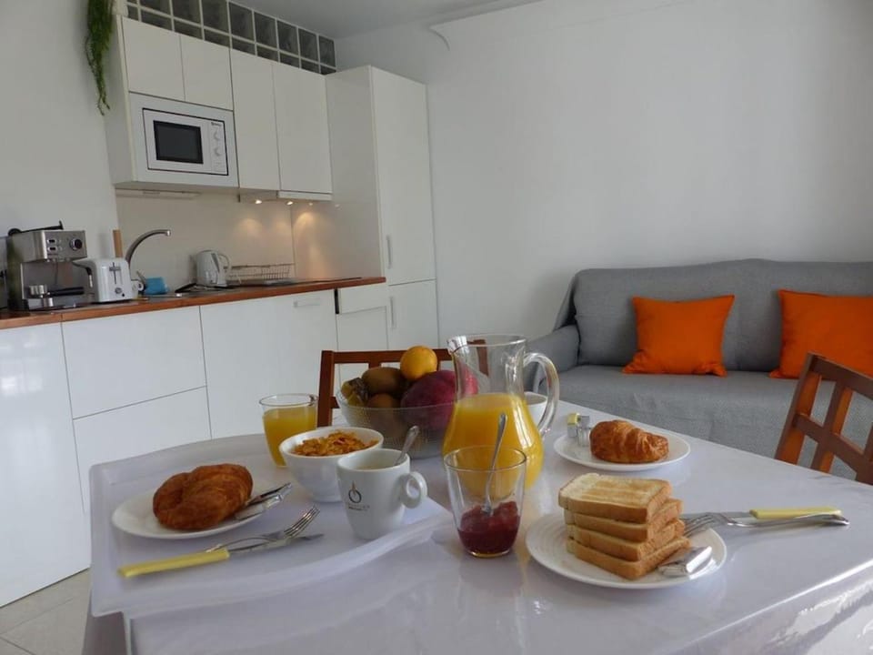 Kitchen or kitchenette, Dining area, Communal kitchen