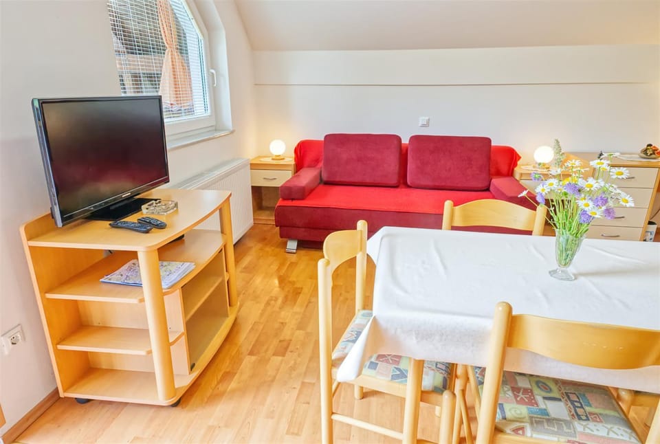 TV and multimedia, Seating area, Dining area