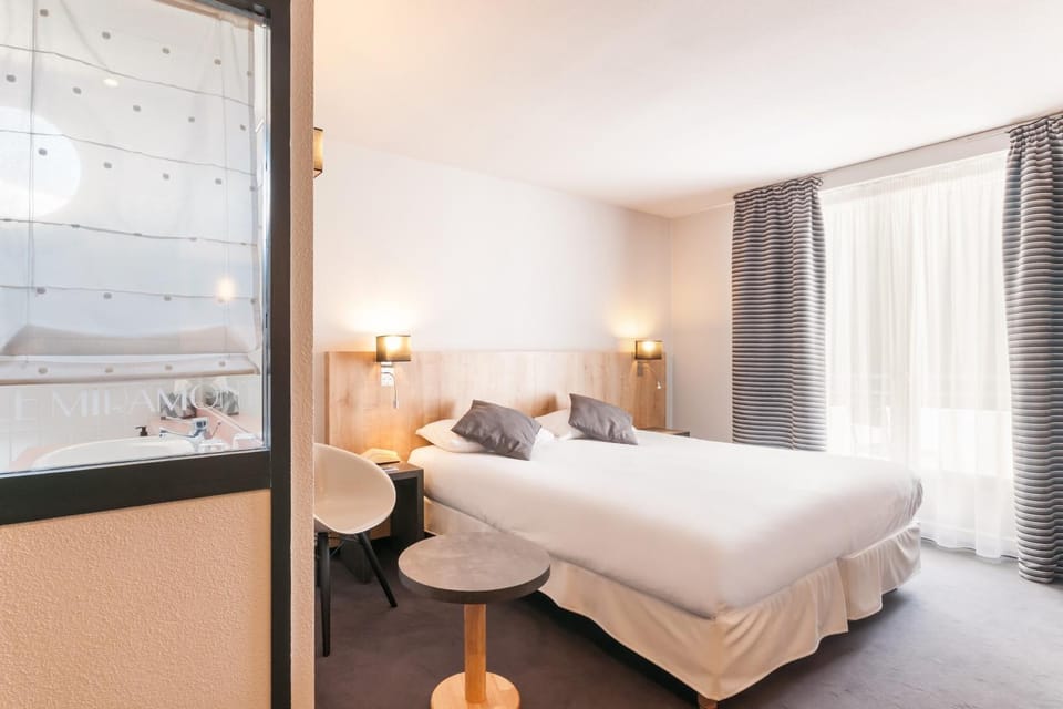Bed, Photo of the whole room, Decorative detail, Bedroom