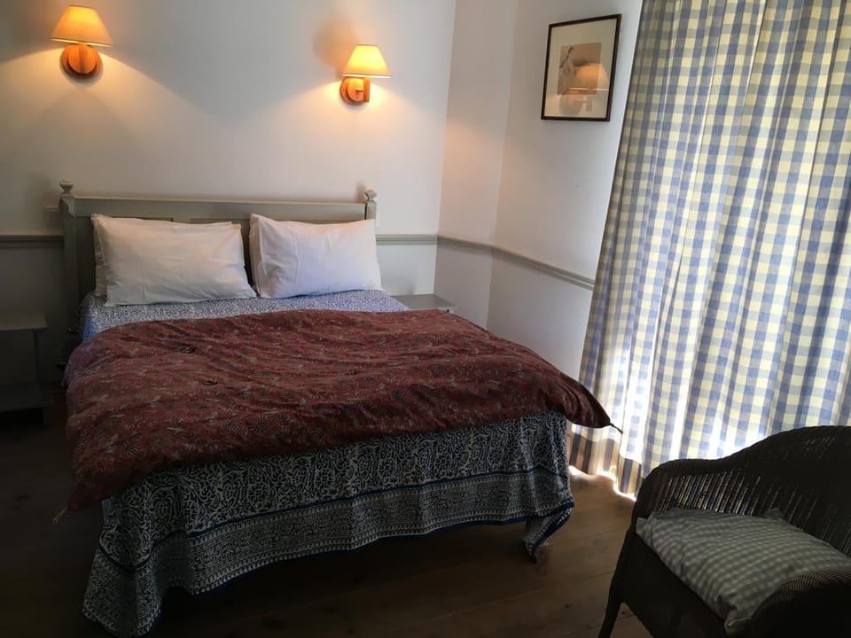 Photo of the whole room, Street view