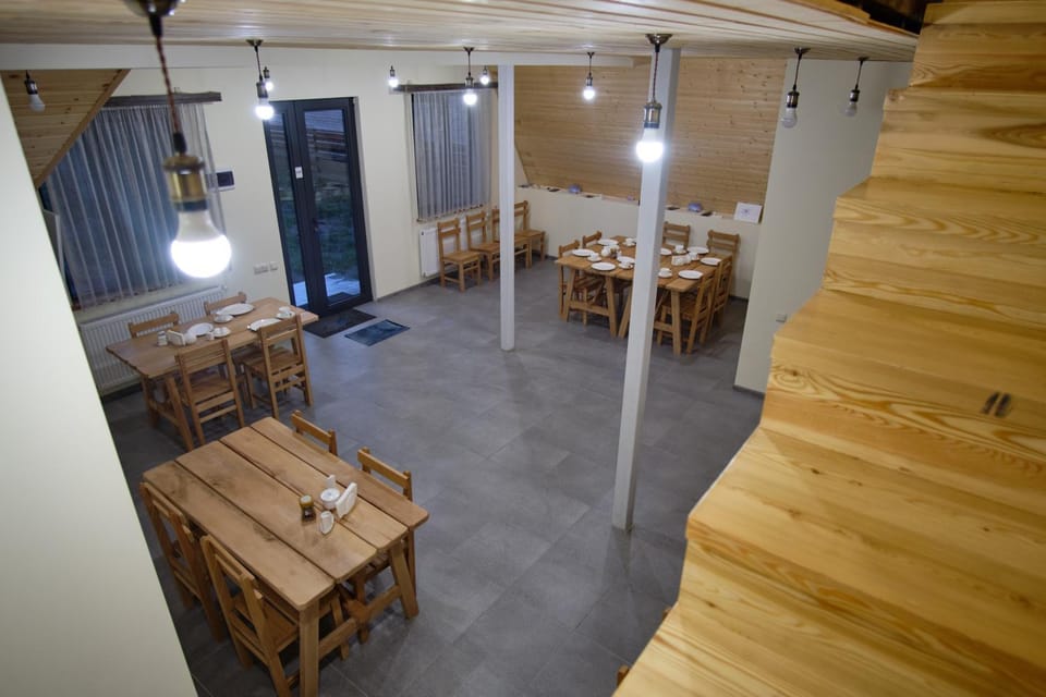 Coffee/tea facilities, Dining area, Mountain view, Street view