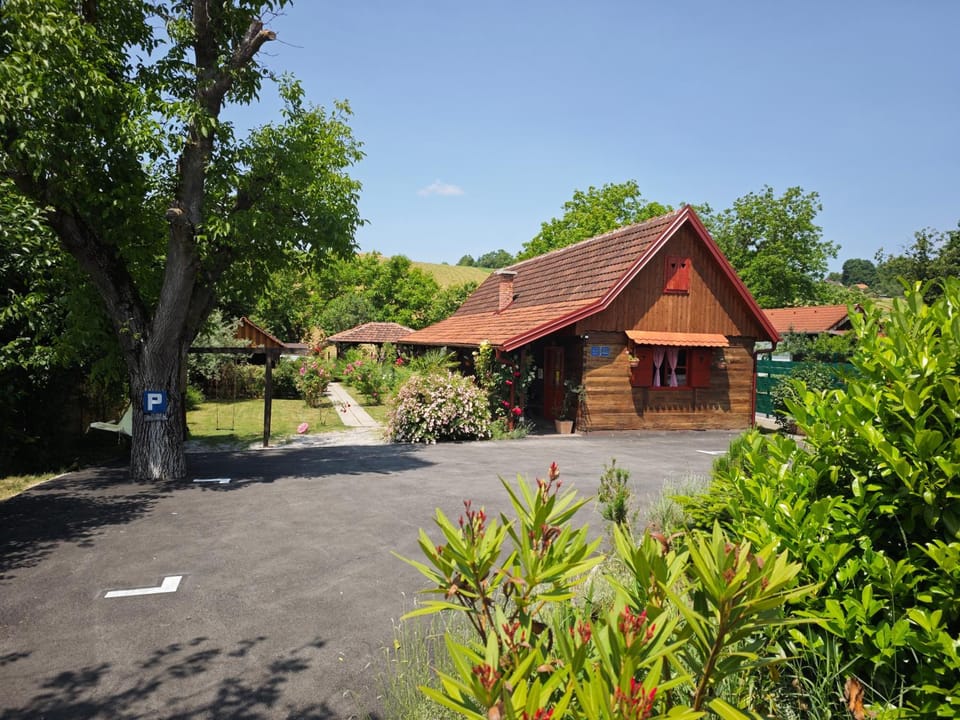 Pod orehom drvena kuća i sauna Bed and Breakfast in Slovenia