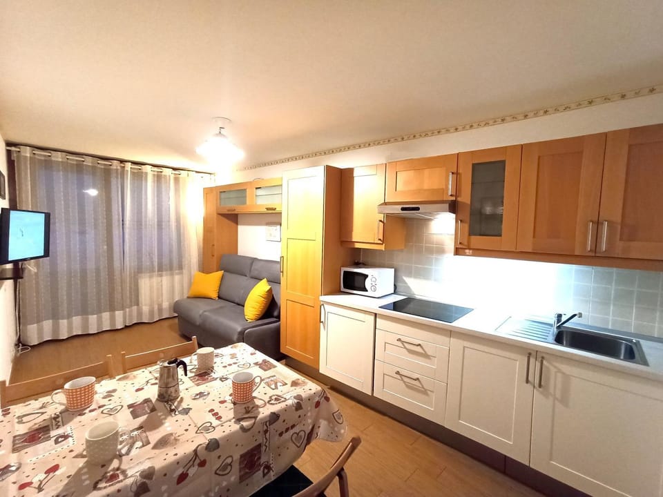 Kitchen or kitchenette, Living room, Dining area, minibar, stove