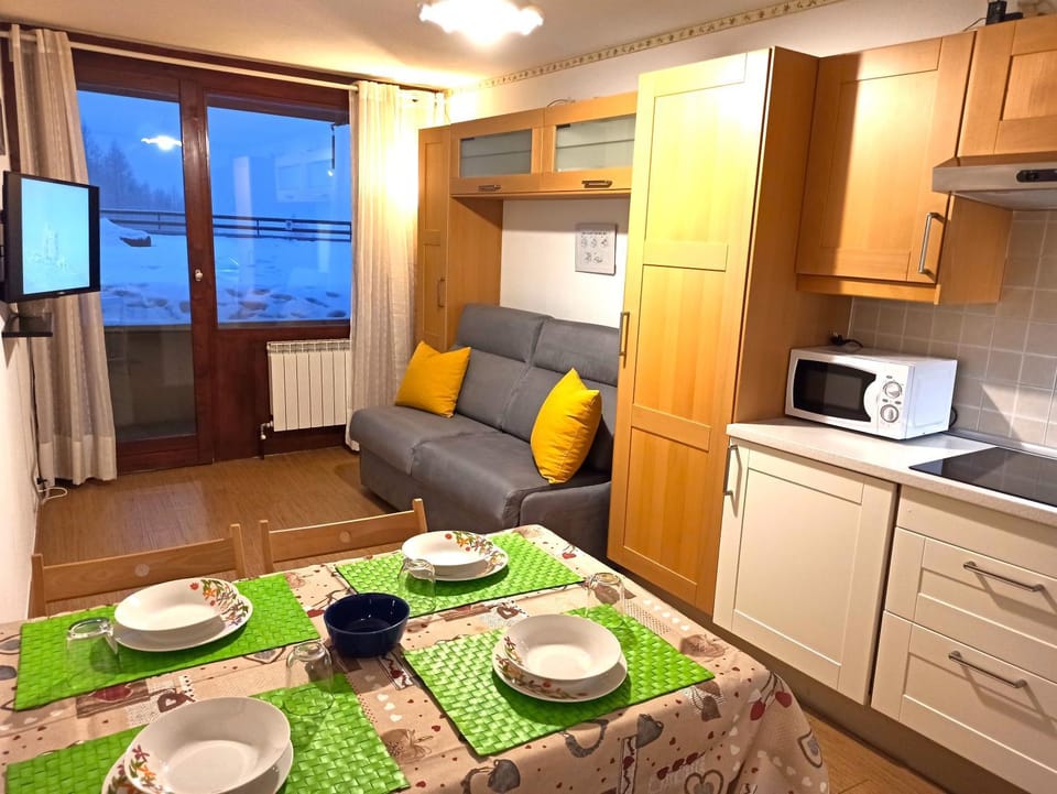 Kitchen or kitchenette, Living room, minibar, stove
