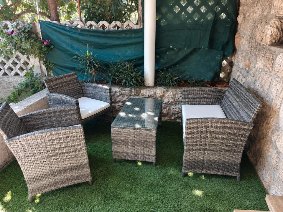 Day, Seating area