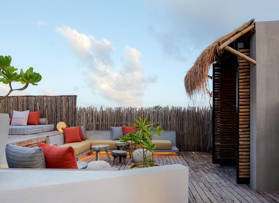 Restaurant/places to eat, Balcony/Terrace, Lounge or bar