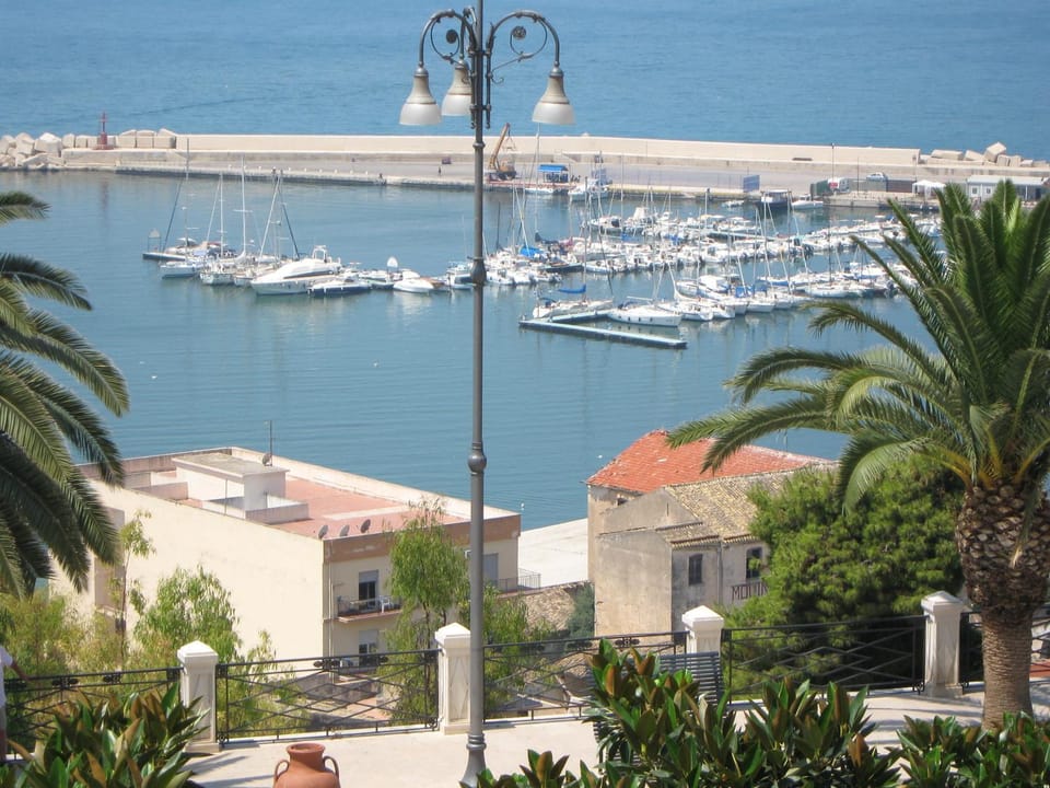 Nearby landmark, Neighbourhood, Fishing, View (from property/room), Sea view, Area and facilities