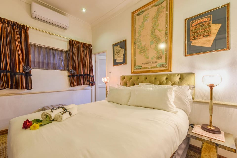 Bed, Bedroom, room service, towels