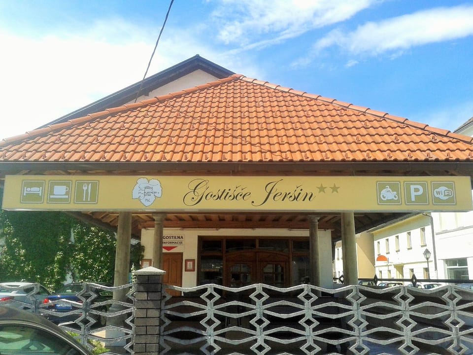 Facade/entrance