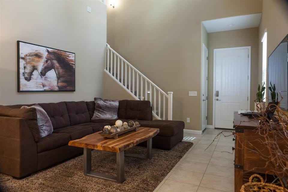 Gated townhouse with heated pool, hot tub, near US60 House in Mesa