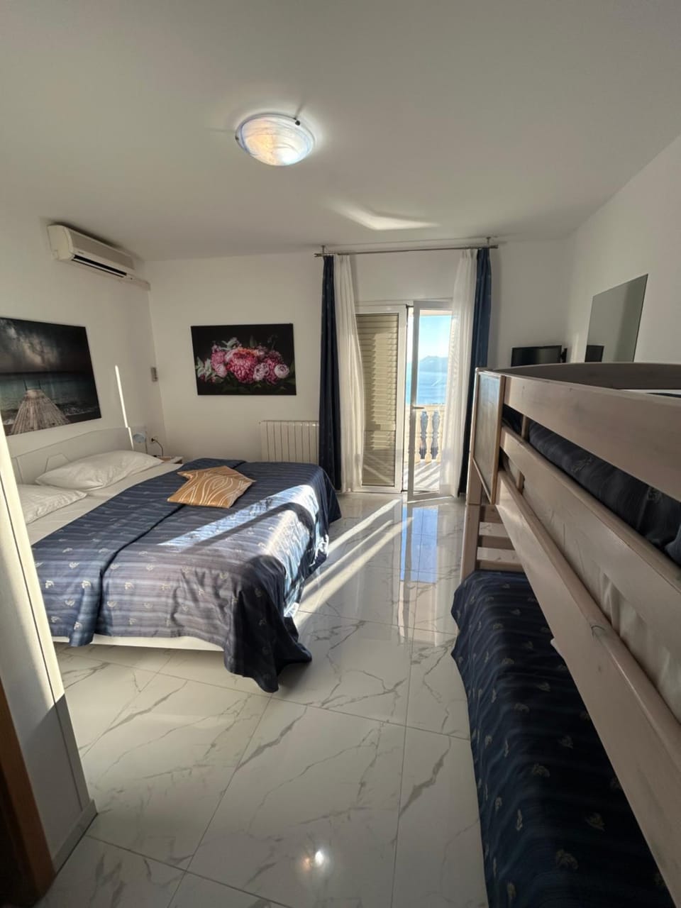 TV and multimedia, Photo of the whole room, Bedroom, air conditioner