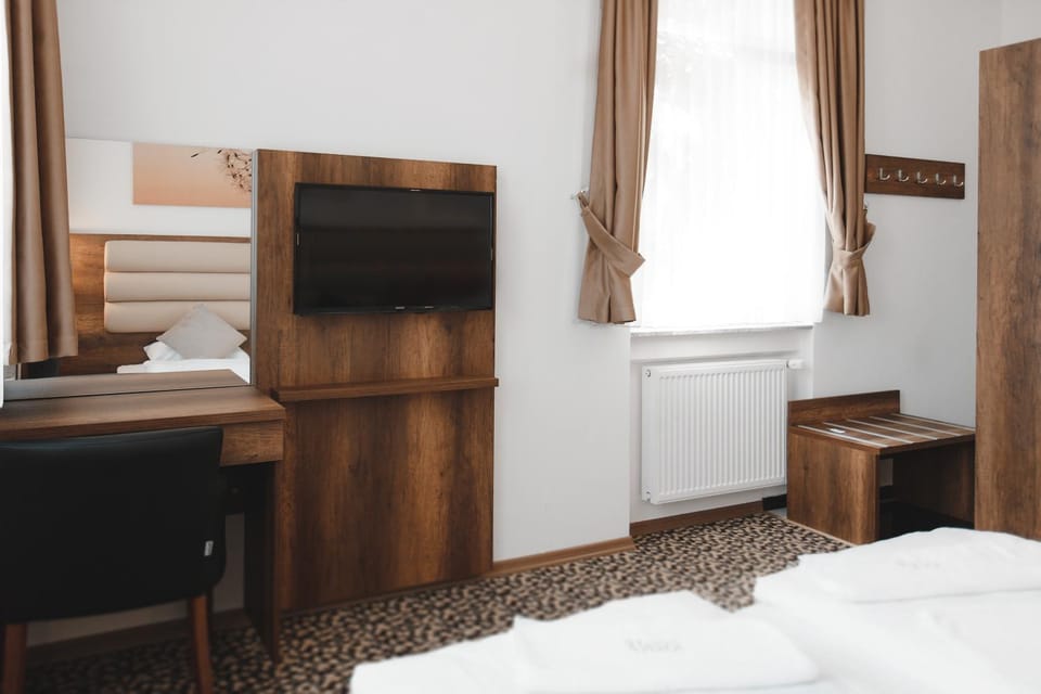 Bed, TV and multimedia, Photo of the whole room, Bedroom