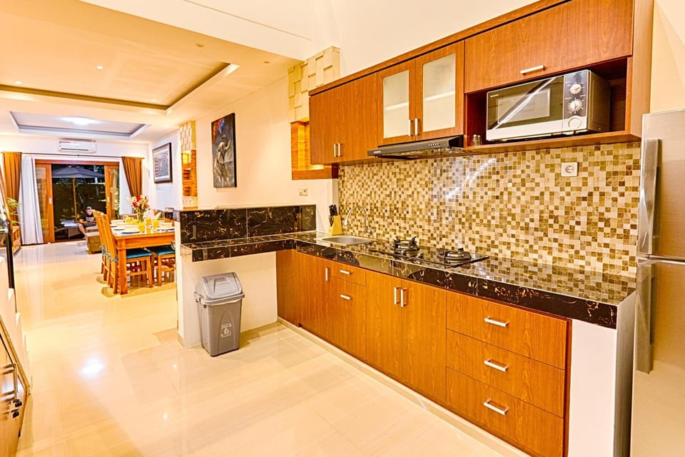 Kitchen or kitchenette, dishwasher, stove