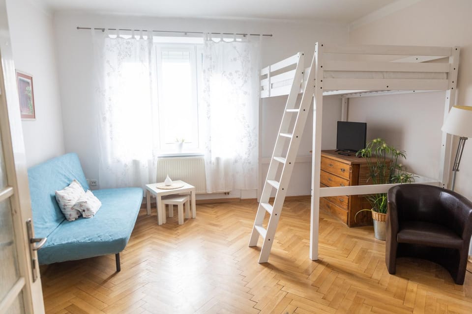 TV and multimedia, Living room, Seating area, Bedroom
