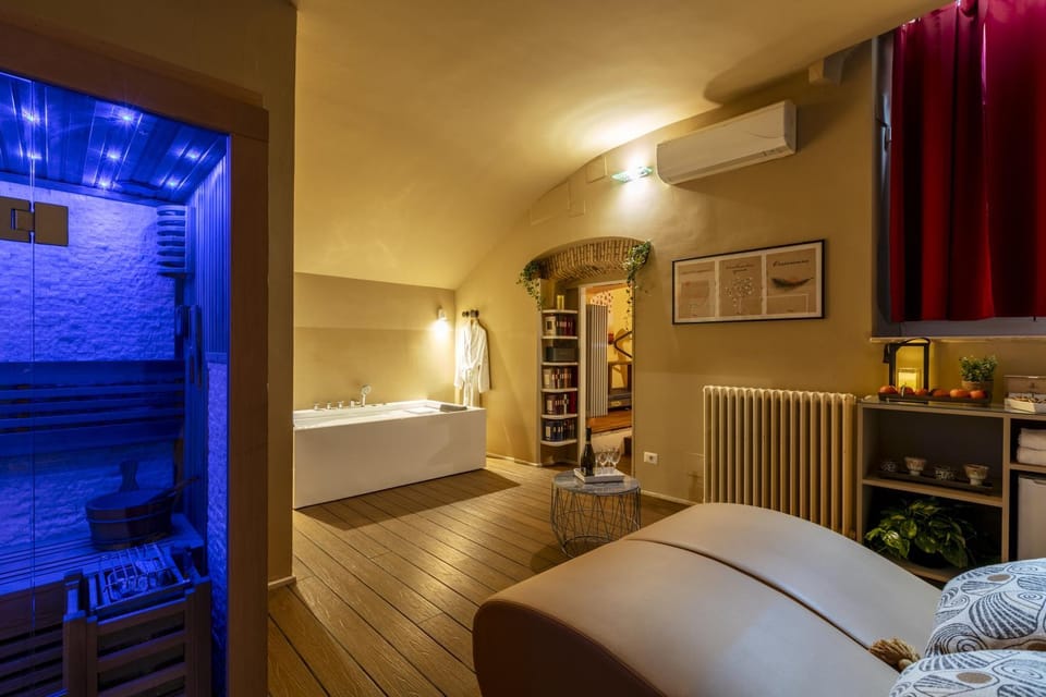 Hot Tub, Sauna