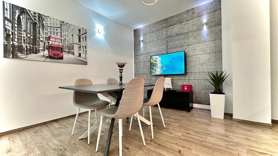 TV and multimedia, Living room, Evening entertainment