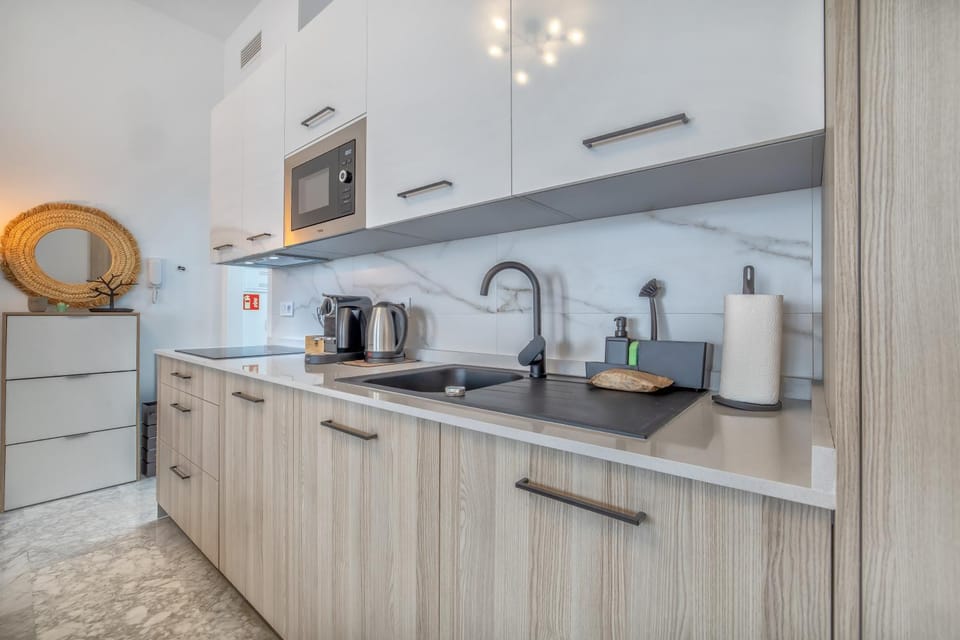 Coffee/tea facilities, dishwasher, heating, microwave, stove, wardrobe, kitchen, air conditioner