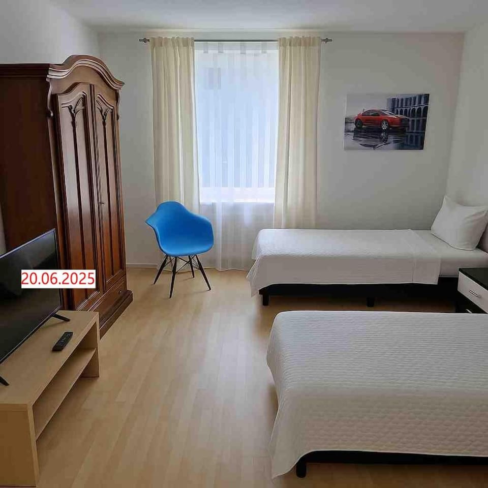 TV and multimedia, Photo of the whole room, Bedroom