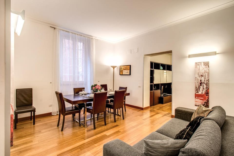 Holiday Apartment Bernini Near The Trevi Fountain - 4 Bedroom Apartment in Rome