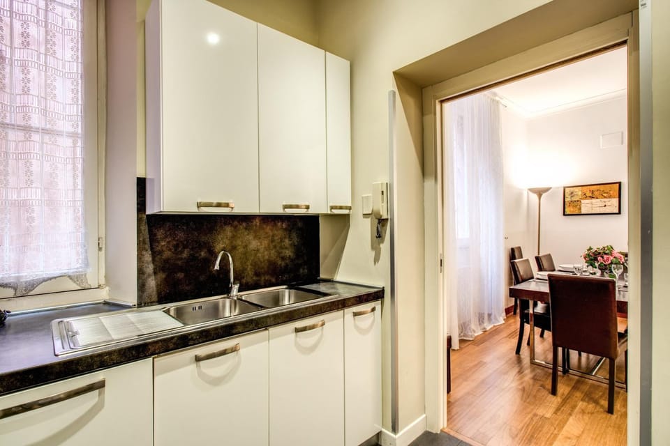 Holiday Apartment Bernini Near The Trevi Fountain - 4 Bedroom Apartment in Rome