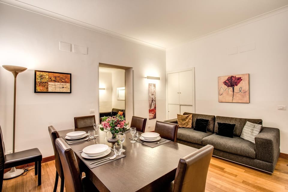 Holiday Apartment Bernini Near The Trevi Fountain - 4 Bedroom Apartment in Rome