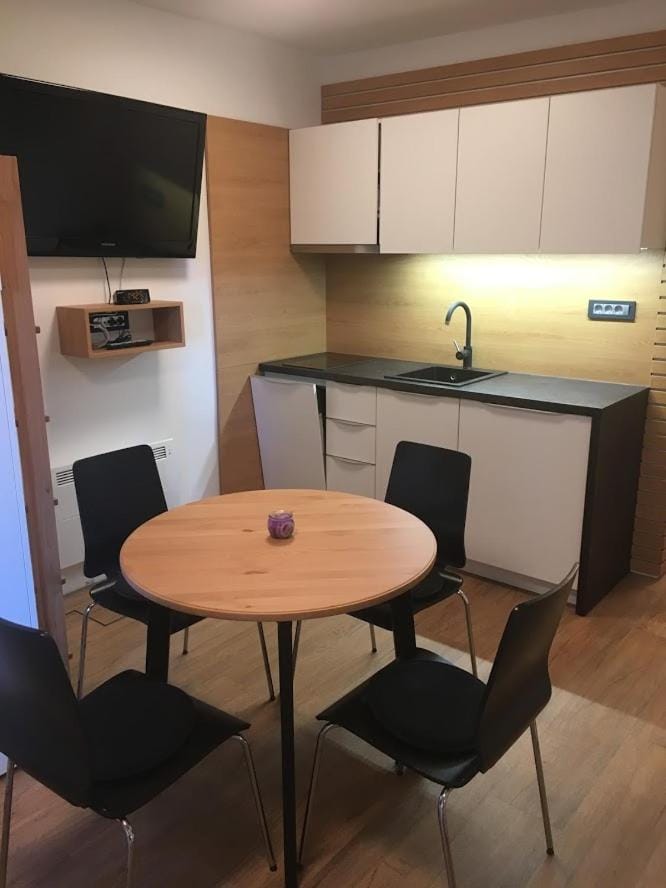Kitchen or kitchenette, Dining area