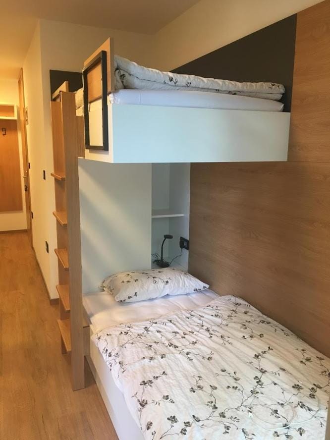 Bedroom, bunk bed