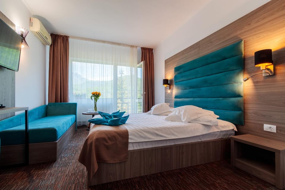 Bed, TV and multimedia, Photo of the whole room, Bedroom, towels