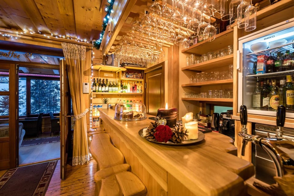 Property building, Lounge or bar, Food and drinks, Seating area, Dining area, Drinks