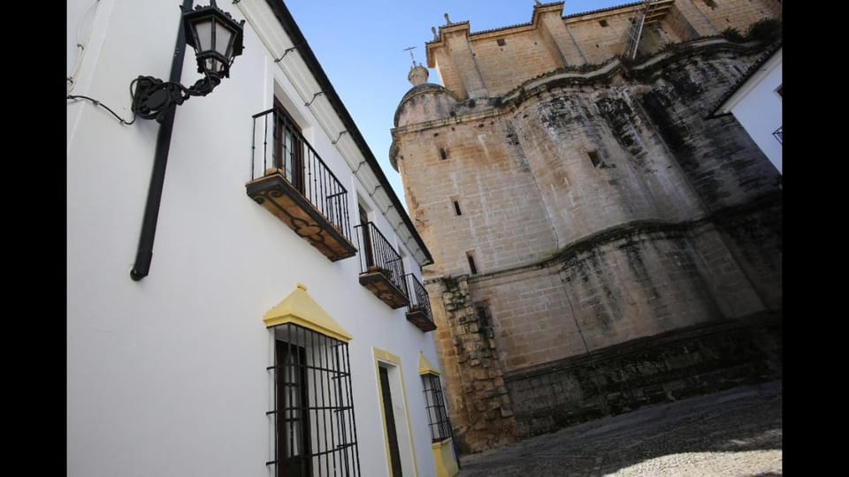 Property building, Nearby landmark, Facade/entrance, Neighbourhood