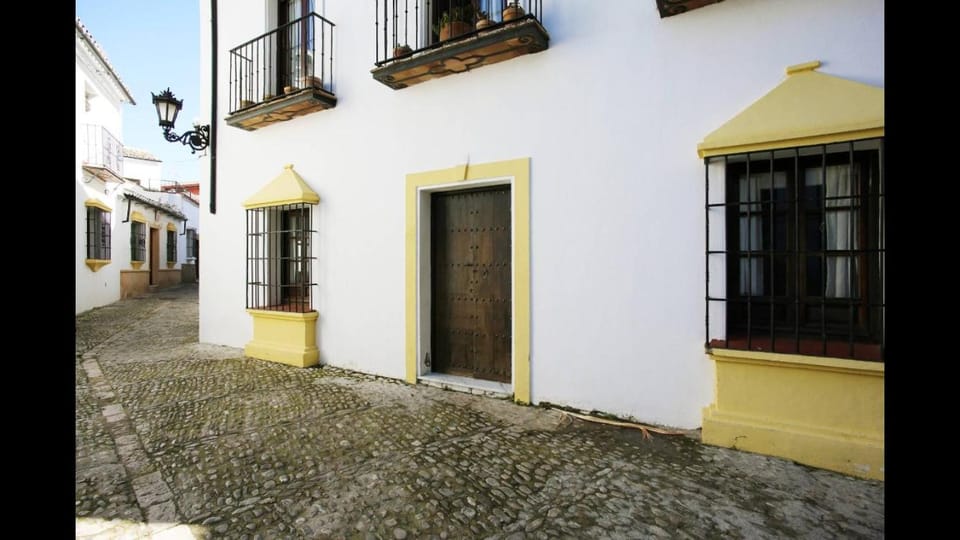 Facade/entrance, Neighbourhood