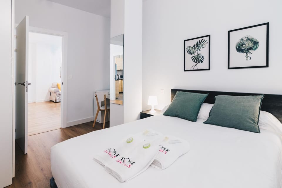Bed, Seating area, Bedroom