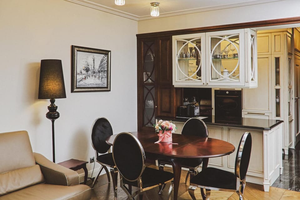 Coffee/tea facilities, Kitchen or kitchenette, Living room, Dining area