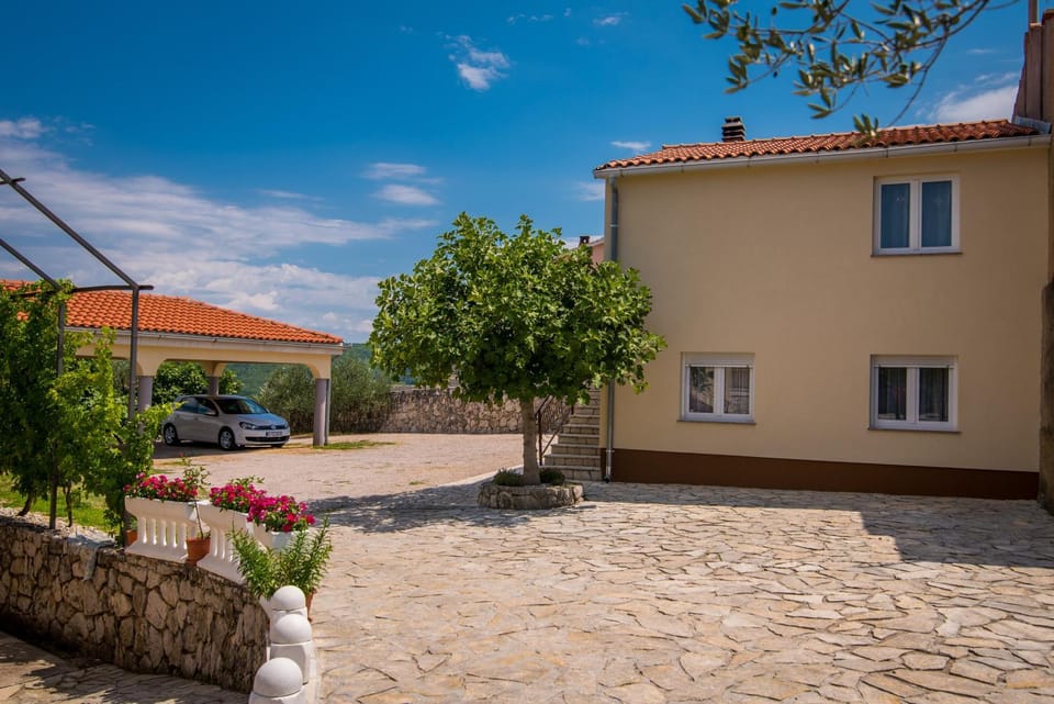 Property building, Patio, Facade/entrance, Day, BBQ facilities, Garden, On site, Swimming pool