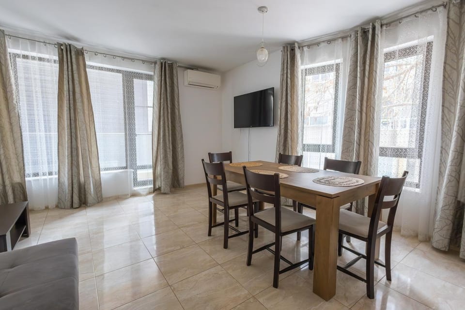 Communal lounge/ TV room, TV and multimedia, Living room, Seating area, Dining area, Evening entertainment, internet, air conditioner
