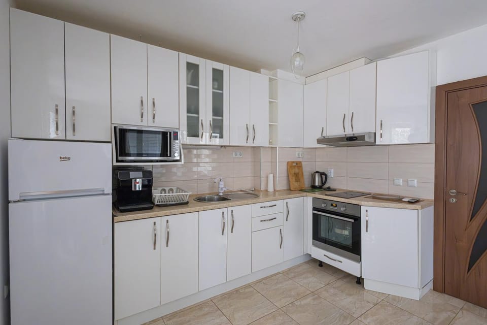 Coffee/tea facilities, internet, microwave, oven, stove, toaster, laundry, air conditioner
