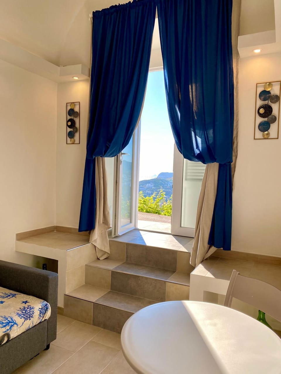 Facade/entrance, Seating area, Quiet street view