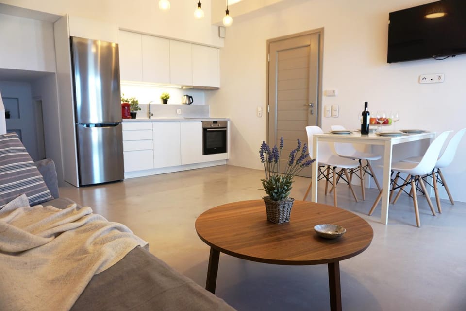 Kitchen or kitchenette, Living room, Seating area, Dining area