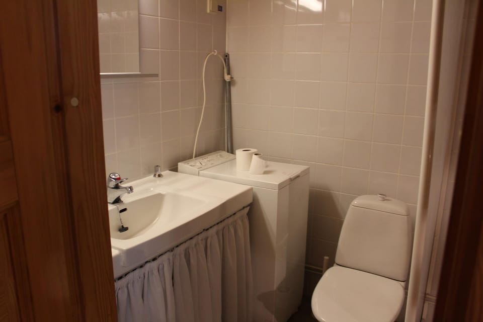 Shower, Toilet