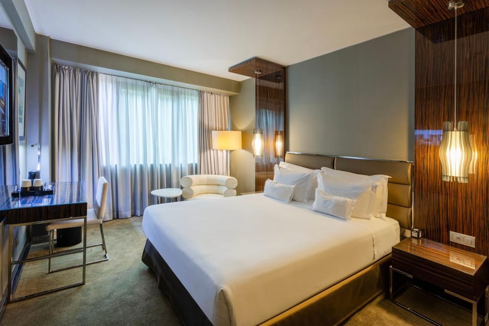 Bed, Photo of the whole room, Seating area, Bedroom