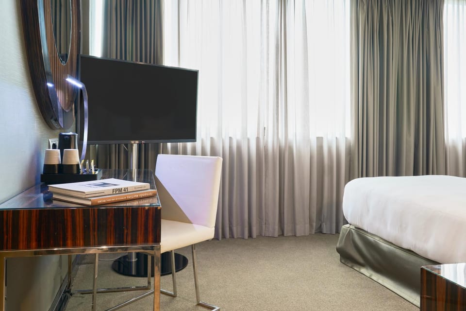 TV and multimedia, Photo of the whole room, Seating area, Bedroom